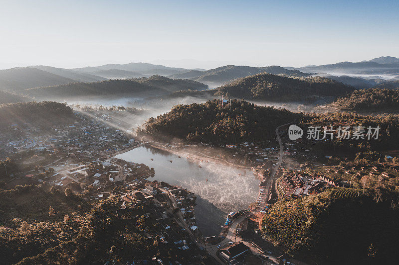 泰国北部湄宏山的Ban Rak Thai湖